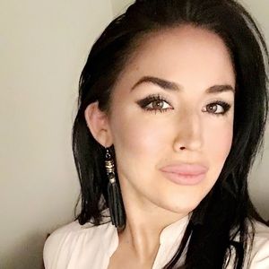 Meet your Posher, Elise